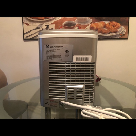 Sold-IGLOO Portable Ice Maker - Picture 7 of 8